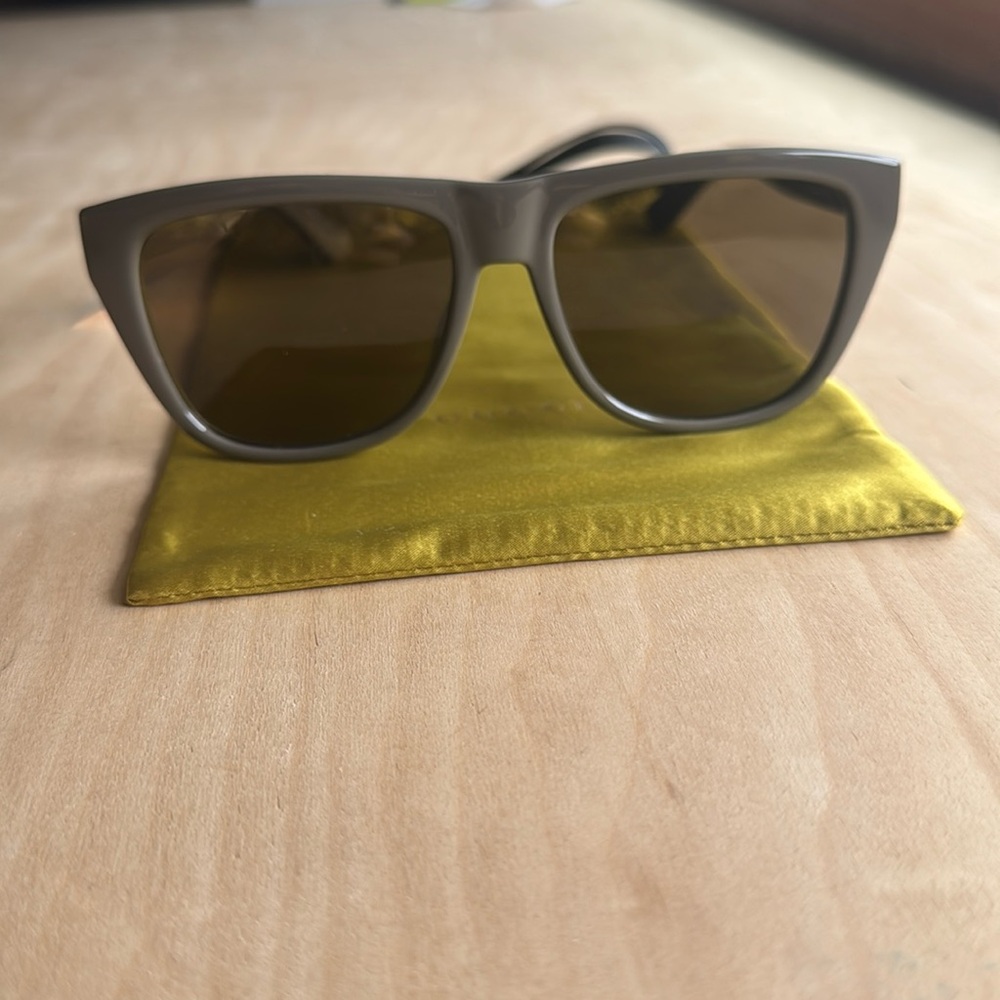 NWT Gucci Sunglasses Minimal Naviga Light Grey with Case Italy